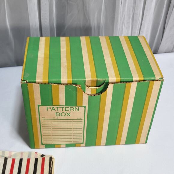 Lot of 34 VTG 1970 Sewing Patterns Mc Call's Simplicity Butterwick Vogue + Box - Picture 9 of 12